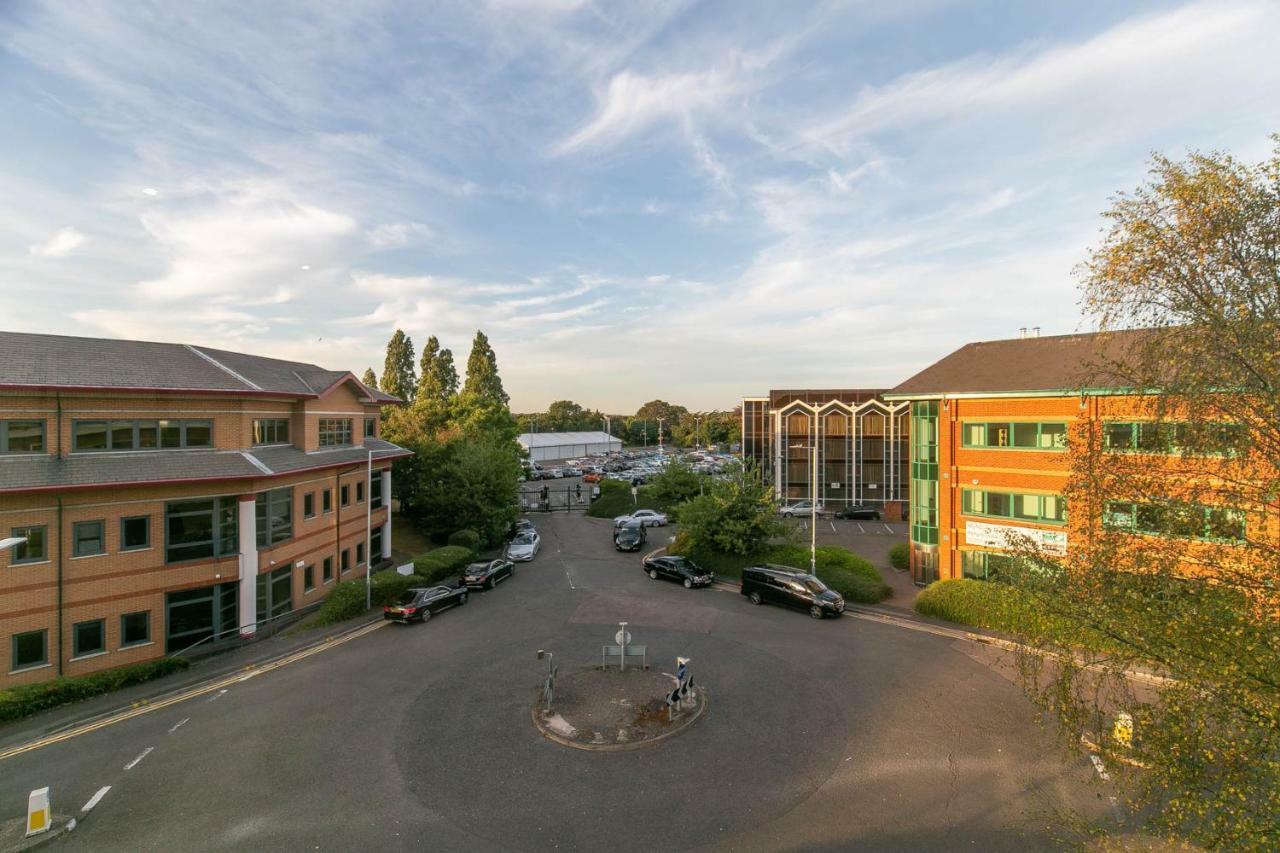 Deluxe Apartments By Heathrow Хармондсворт Экстерьер фото
